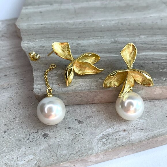NEW ~ Anthropologie Shashi "Fiorina" Pearl Flower Earrings - Picture 7 of 13